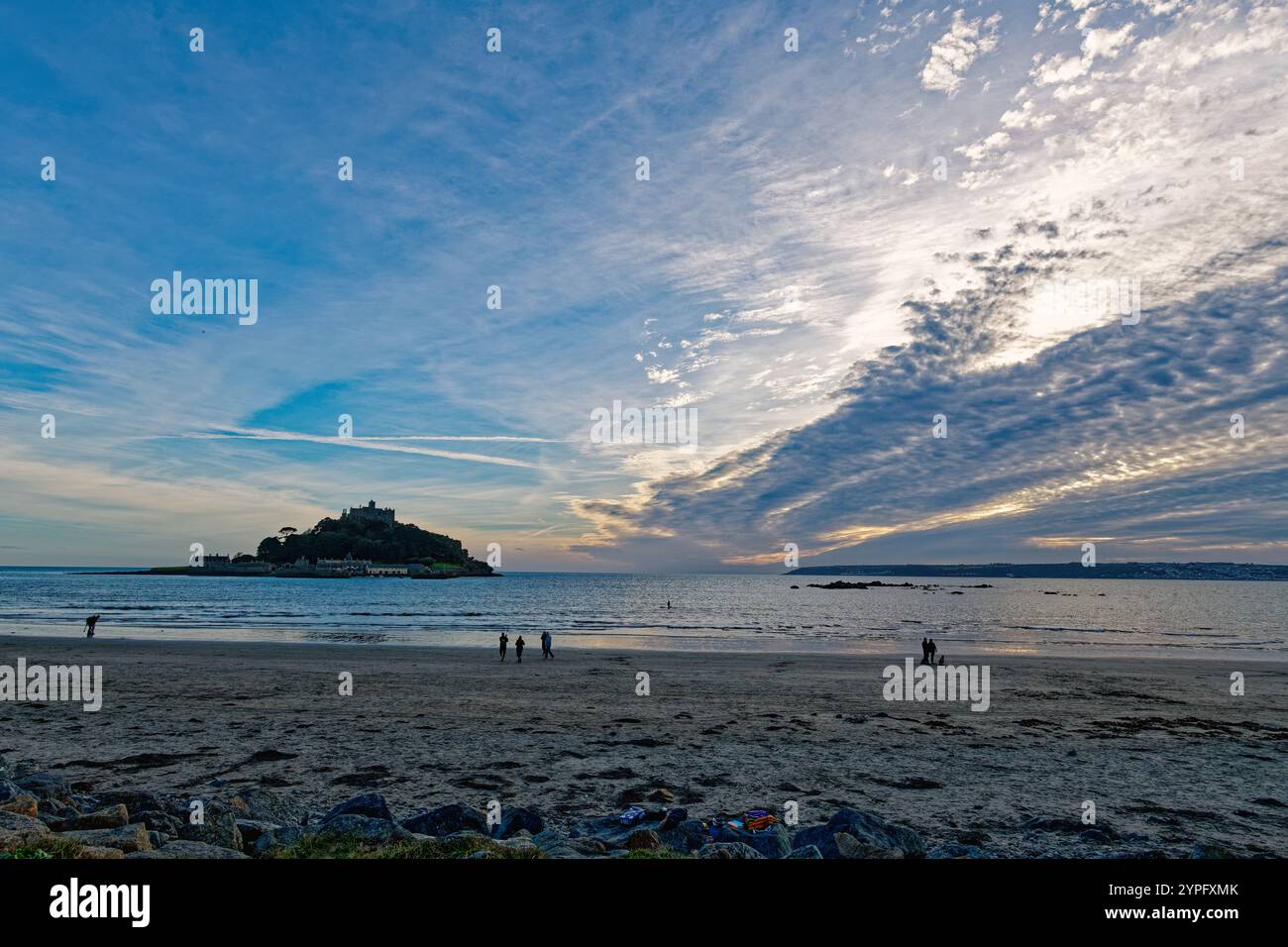 St Michaels Monte al tramonto con nuvole spettacolari sullo sfondo Marazion Cornovaglia Inghilterra Regno Unito Foto Stock