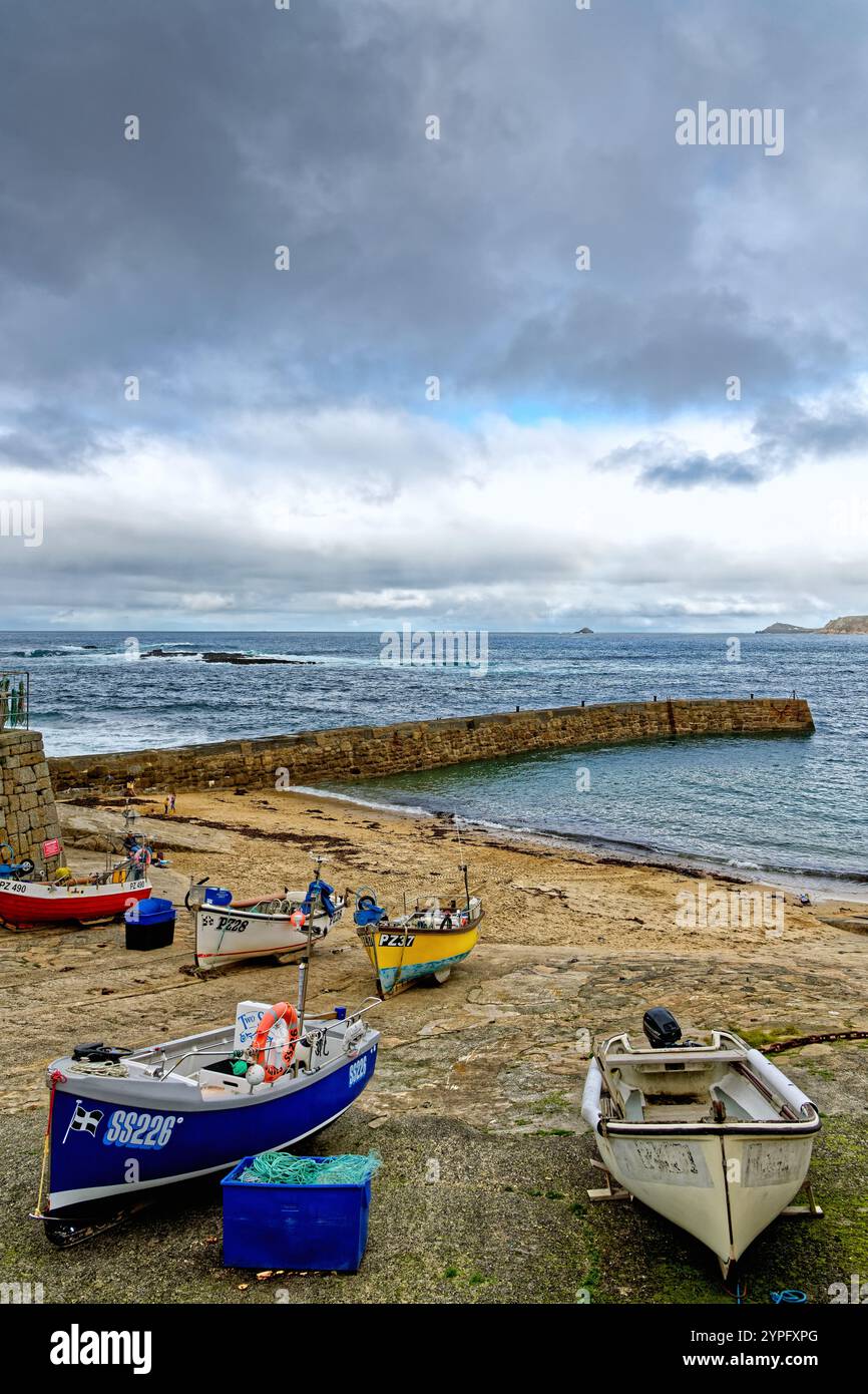Il piccolo porto riparato a Sennen Cove vicino a Lands End in un giorno autunnale Cornovaglia Inghilterra Regno Unito Foto Stock