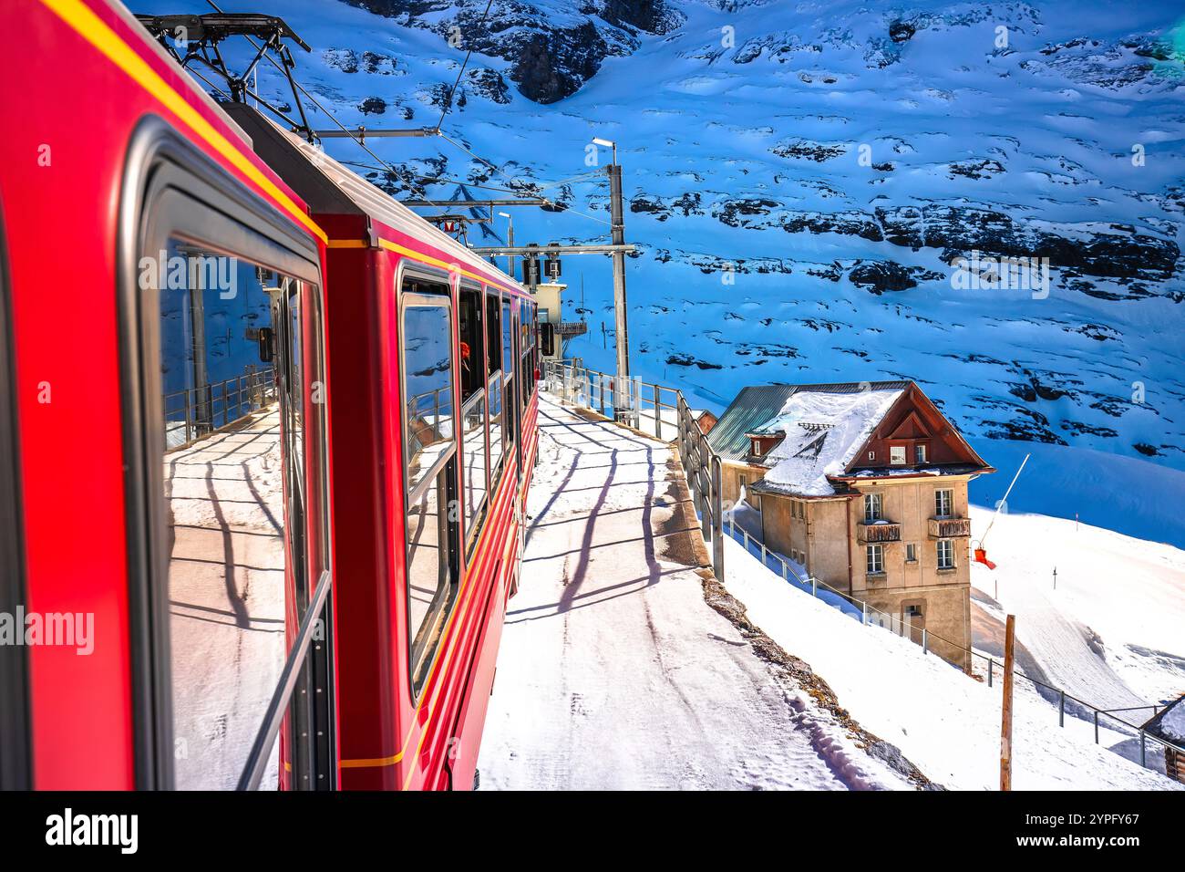 Ferrovia alpina Eigergletscher fino a Jungrafujoch vista dal treno, regione svizzera dell'Oberland Berner Foto Stock