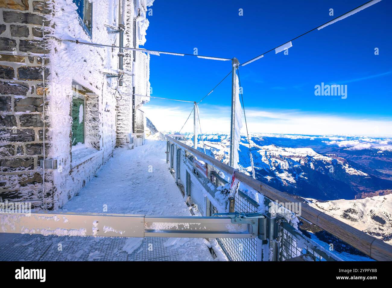 Osservatorio della Sfinge di Jungfraujoch vincolato dal ghiaccio, vista invernale delle Alpi svizzere, condizioni meteorologiche estreme in Svizzera Foto Stock