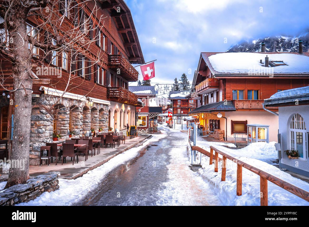 Idilliaco villaggio alpino di Murren con vista sulle strade innevate, regione dell'Oberland Berner in Svizzera Foto Stock