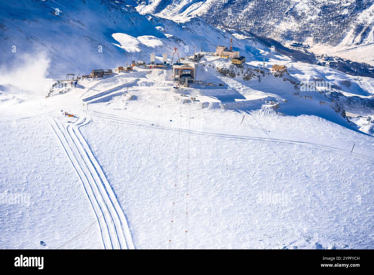 Testa Grigia sul confine tra Italia e Svizzera con vista sul ghiacciaio del Cervino, paesaggio invernale delle Alpi Foto Stock