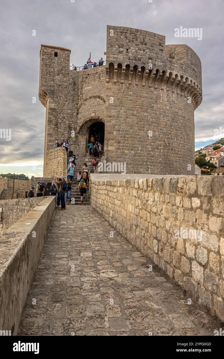 Desde lo alto de las murallas de Dubrovnik, la gente sube y baja a una de sus torres para contemplar el espectacular paisaje. Croacia Foto Stock