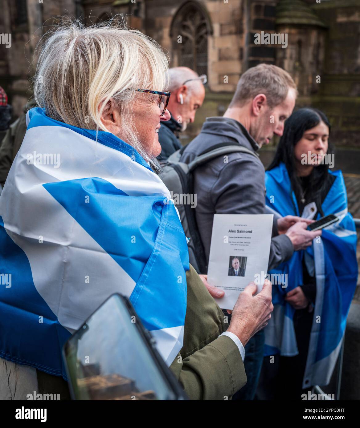 EDIMBURGO, SCOZIA - 30 novembre 2024 folle si riuniscono per il servizio commemorativo di Alex Salmond nella Cattedrale di St Giles sul Royal Mile Foto Stock