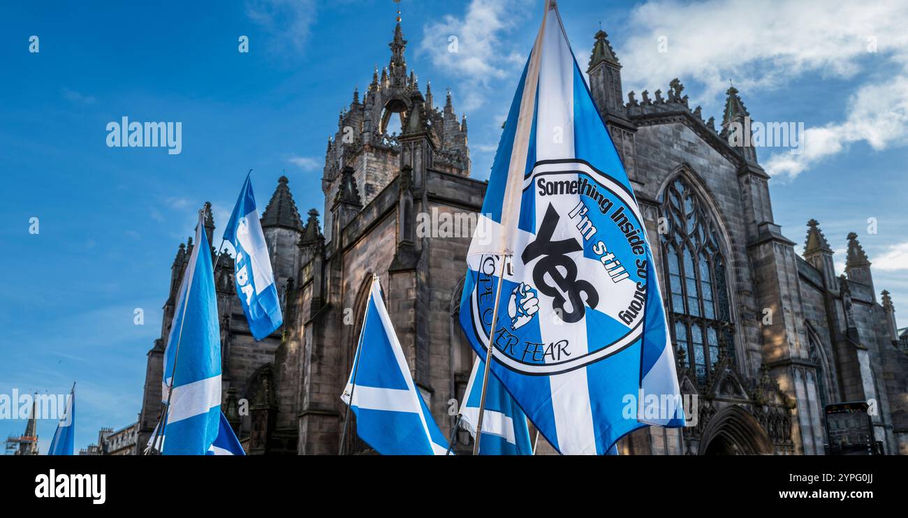 EDIMBURGO, SCOZIA - 30 novembre 2024 folle si riuniscono per il servizio commemorativo di Alex Salmond nella Cattedrale di St Giles sul Royal Mile Foto Stock