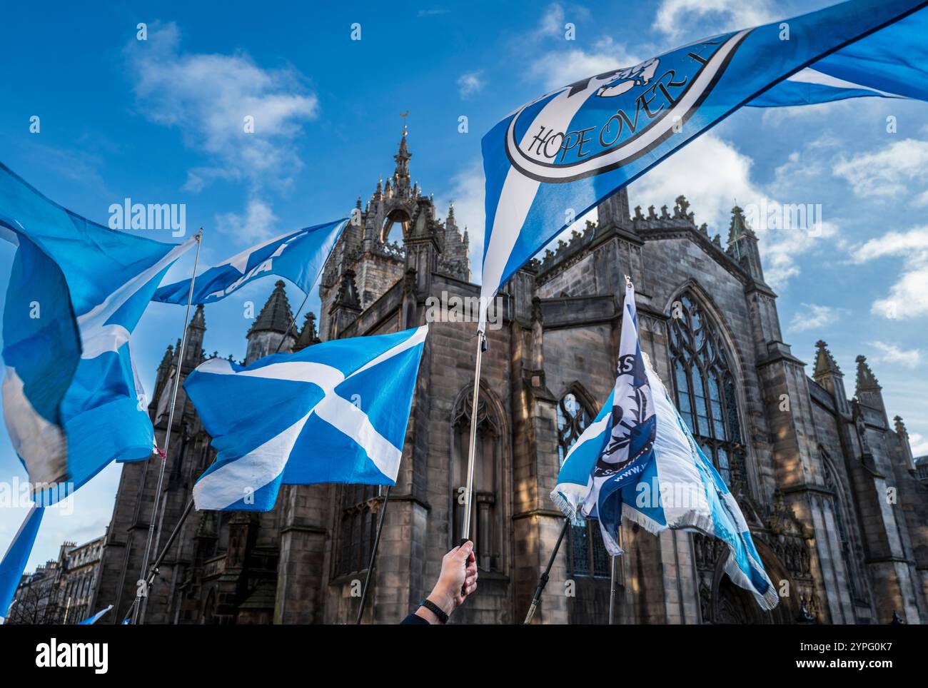 EDIMBURGO, SCOZIA - 30 novembre 2024 folle si riuniscono per il servizio commemorativo di Alex Salmond nella Cattedrale di St Giles sul Royal Mile Foto Stock