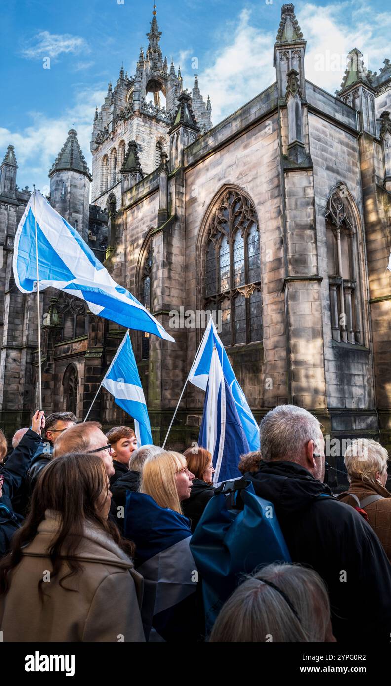 EDIMBURGO, SCOZIA - 30 novembre 2024 folle si riuniscono per il servizio commemorativo di Alex Salmond nella Cattedrale di St Giles sul Royal Mile Foto Stock