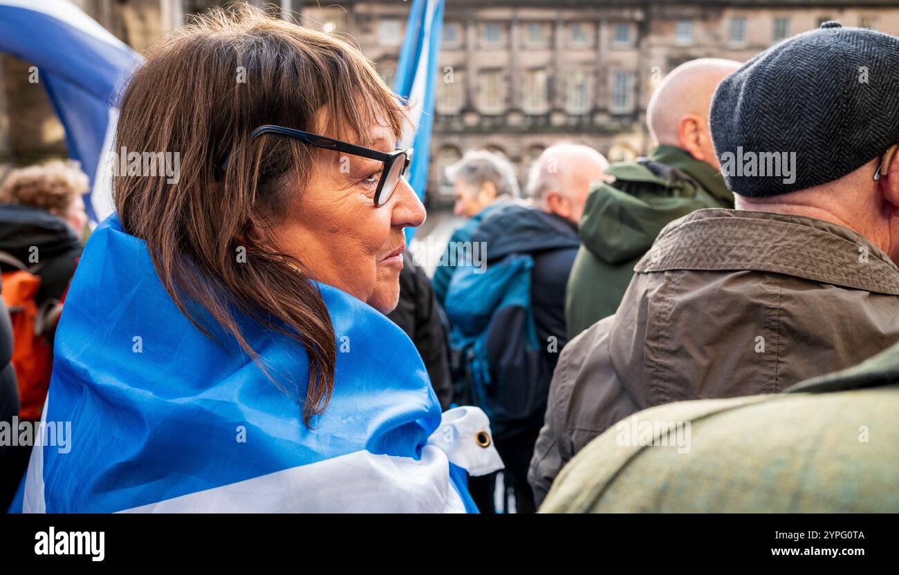 EDIMBURGO, SCOZIA - 30 novembre 2024 folle si riuniscono per il servizio commemorativo di Alex Salmond nella Cattedrale di St Giles sul Royal Mile Foto Stock