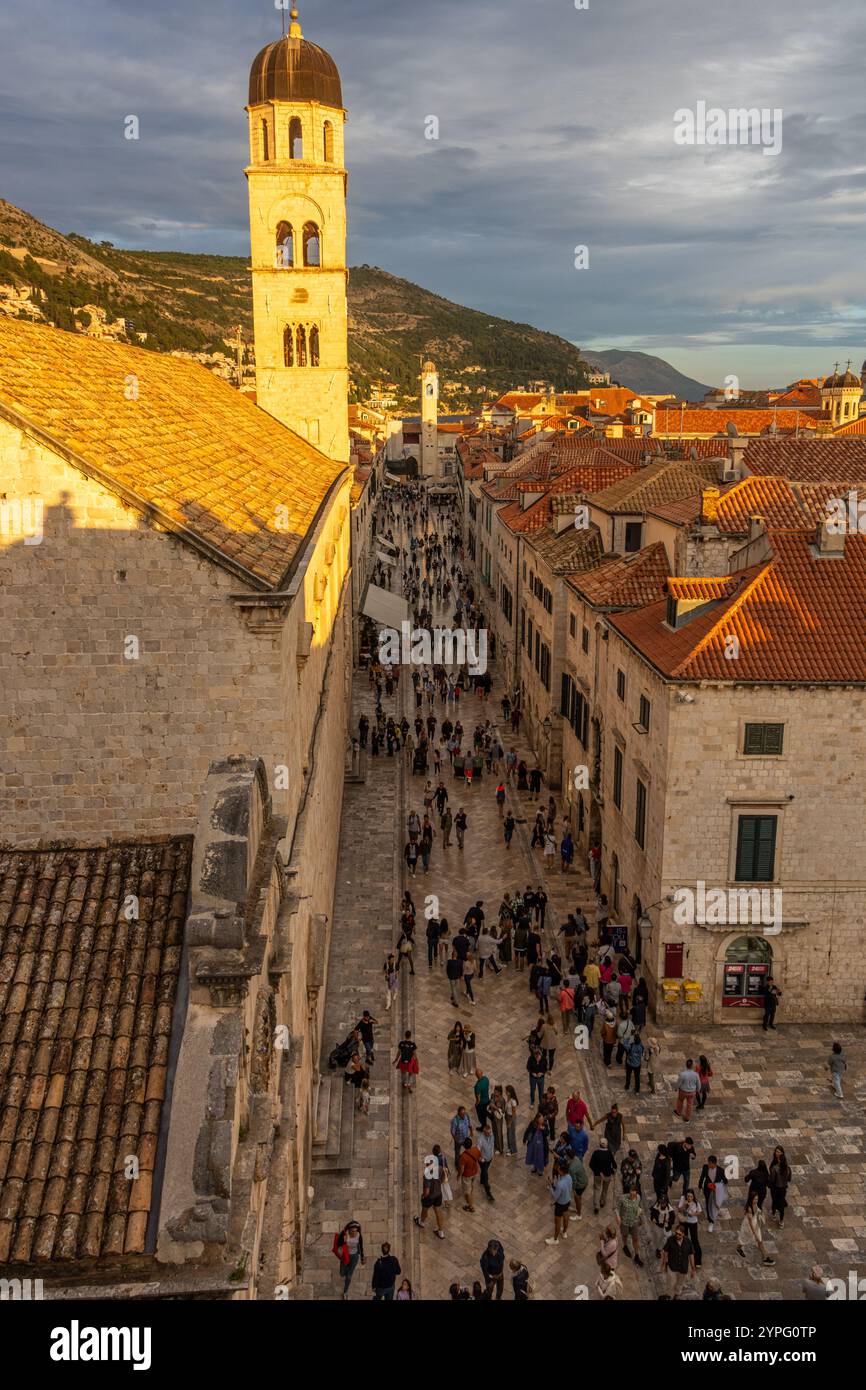Foto panorámica desde lo alto de las murallas de Dubrovnik. Calle principal adoquinada y multitud de Tourist. Foto Stock