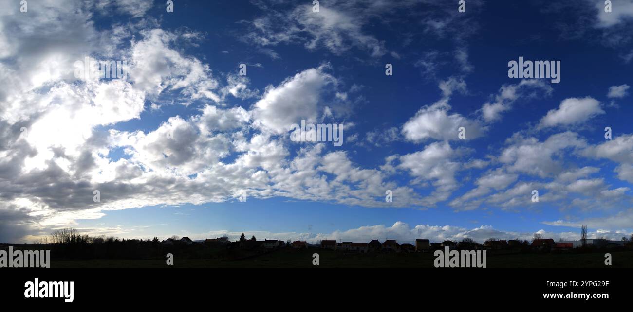 panoramica al crepuscolo con nuvole originali. contro l'immagine della luce Foto Stock