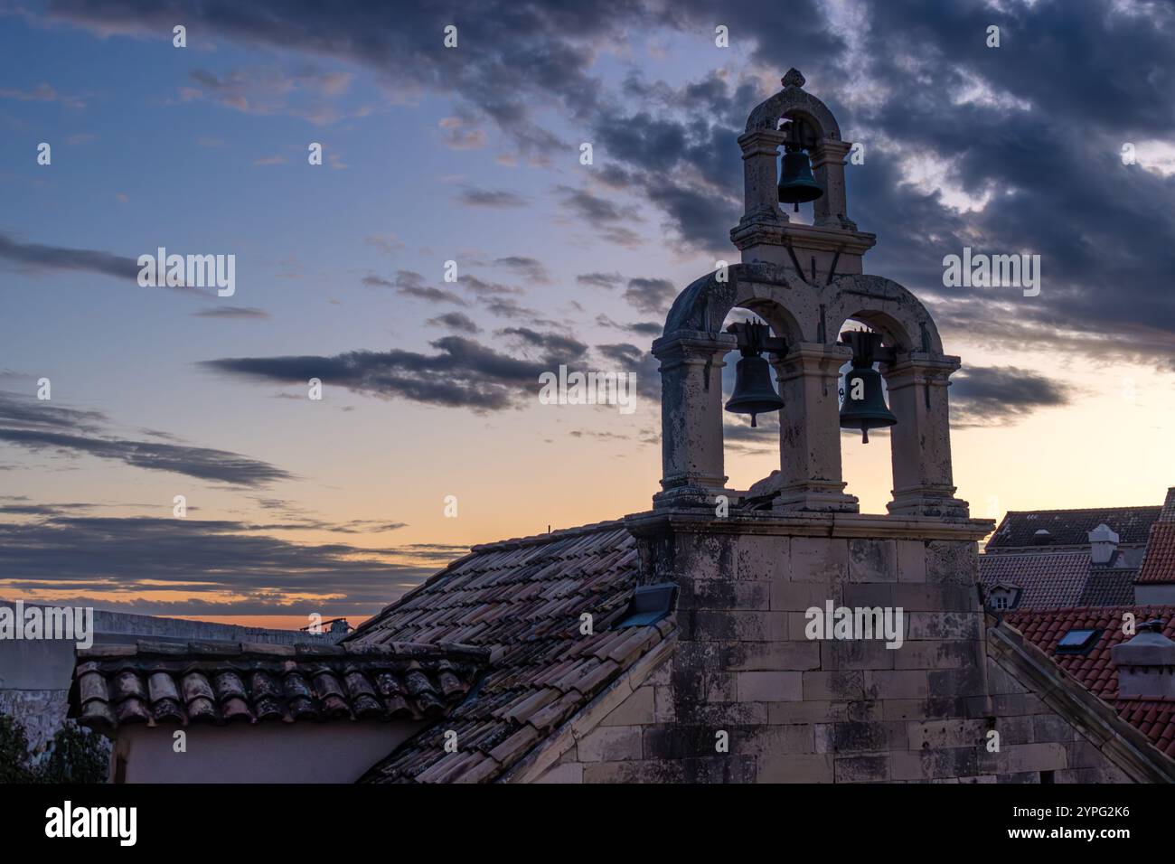 Vista panorámica de Dubrovnik desde las murallas de la ciudad al atardecer. Espectacular el campanario de la iglesia con sus tres campanas. Croacia Foto Stock