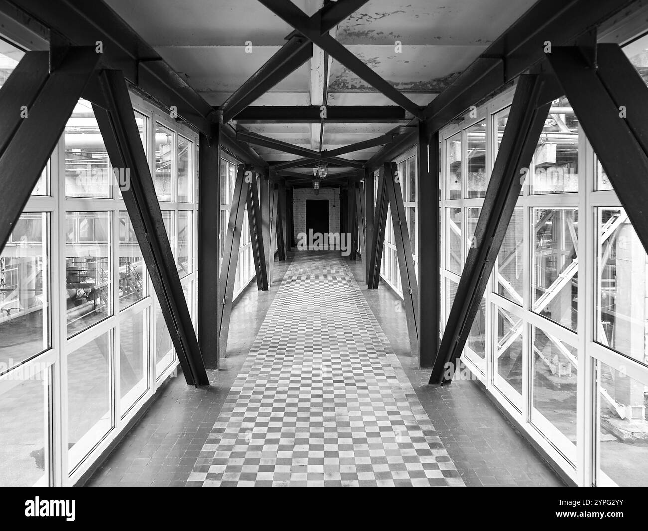 Ponte sospeso o transizione tra edifici in un impianto chimico sopra il suolo, attraversamento ad alta quota, risparmio di tempo per i lavoratori piastrellati e finestra galleria i Foto Stock