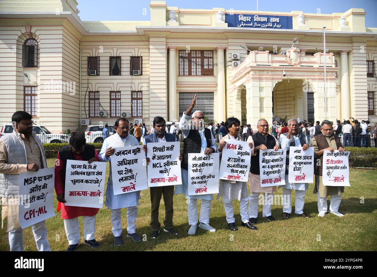 Patna, India. 29 novembre 2024. PATNA, INDIA - NOVEMBRE 29: I legislatori del CPI-ML manifestano durante la sessione invernale al di fuori dell'Assemblea del Bihar il 29 novembre 2024 a Patna, India. (Foto di Santosh Kumar/Hindustan Times/Sipa USA) credito: SIPA USA/Alamy Live News Foto Stock