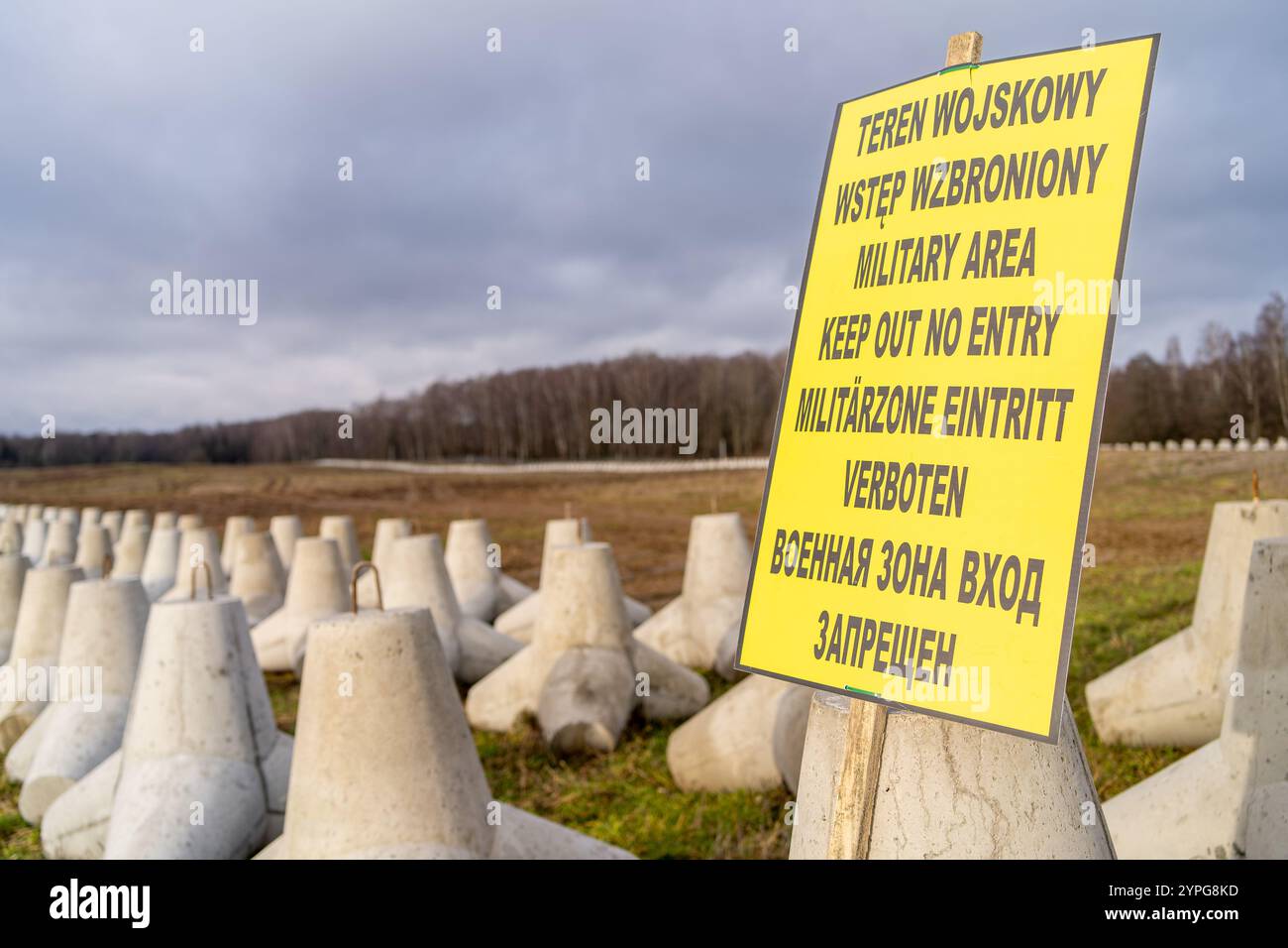 Barriere concrete che fanno parte della fortificazione dello scudo orientale della Polonia al confine polacco con la Russia. Il primo ministro polacco Donald Tusk ha visitato la prima sezione completata dello "Scudo orientale" (polacco Tarcza Wschod), un'iniziativa di difesa nazionale lanciata per rafforzare i confini orientali della Polonia con la Bielorussia e l'exclave russa di Kaliningrad. Questo programma segna uno dei maggiori investimenti nella sicurezza nazionale e nella difesa delle frontiere nella storia del dopoguerra della Polonia. Durante la visita, Tusk ha sottolineato il ruolo critico del progetto nel rafforzare il fianco orientale della NATO, descrivendolo come vitale Foto Stock