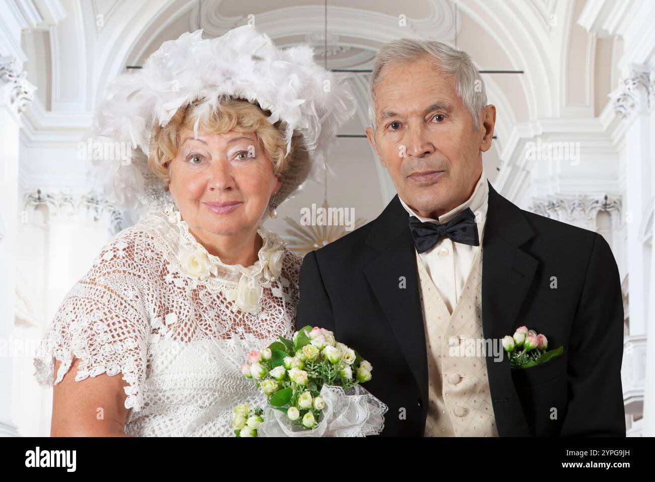 Ritratto di nozze di una coppia anziana che ha vissuto cinquant'anni insieme in chiesa Foto Stock