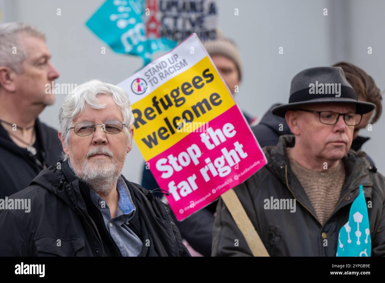 Sabato 30 novembre, presso il Cresta Court Hotel di Altrincham, Greater Manchester, si è svolto un raduno di unità per mostrare solidarietà ai rifugiati ospitati presso l'hotel e per opporsi a qualsiasi protesta di estrema destra. Organizzato da Stand Up to Racism in collaborazione con i gruppi della comunità locale di Trafford, il raduno mirava a promuovere un ambiente accogliente e inclusivo per le persone in fuga dalla guerra, dalle persecuzioni e dalla violenza. Cresta Court Hotel, Church Road, Altrincham. Manchester UK Picture garyroberts/worldwidefeatures.com Foto Stock