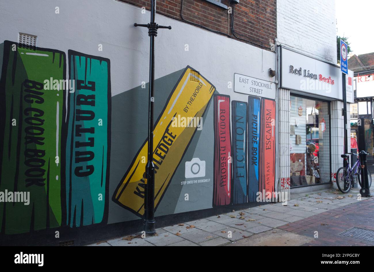 Red Lion Books nella High Street, Colchester. Una libreria indipendente che ha vinto l'East of England Independent Bookshop of the Year Award per il 2021. Foto Stock