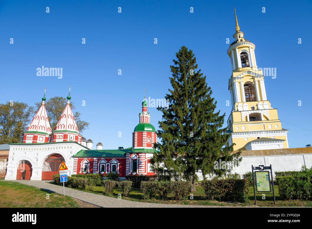 SUZDAL, RUSSIA - 7 SETTEMBRE 2024: Monastero di Rizopolozhensky - il più antico monastero di Suzdal sopravvissuto Foto Stock