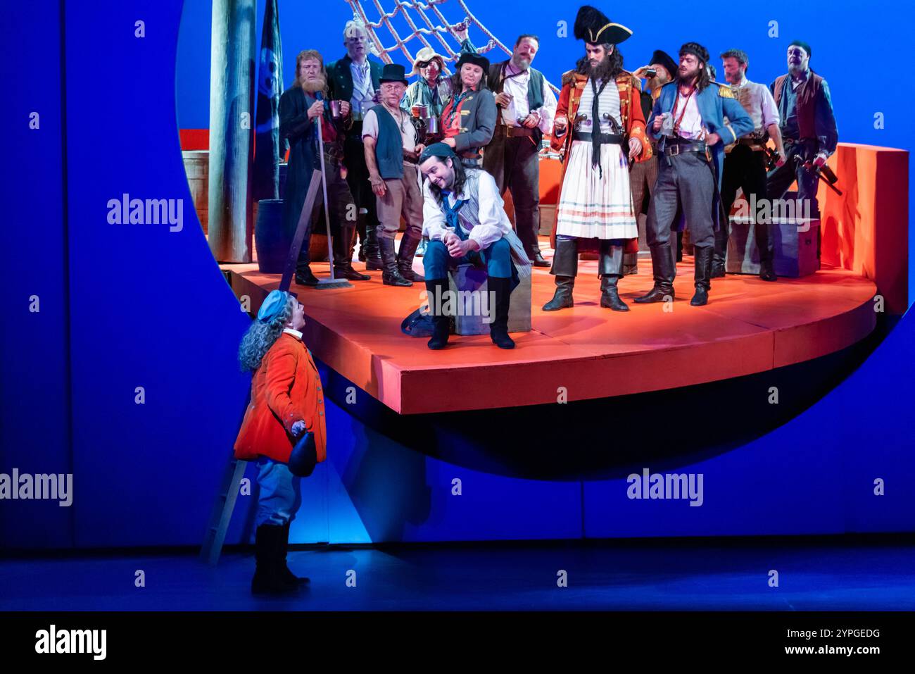 Londra, 29 novembre 2024, Gaynor Keeble nel ruolo di Ruth, William Morgan nel ruolo di Frederic e John Savournin nel ruolo di Pirate King e nel cast dei Pirati di Penzance di ENO al London Coliseum. Crediti: Alamy Live News/Lou Morris Foto Stock