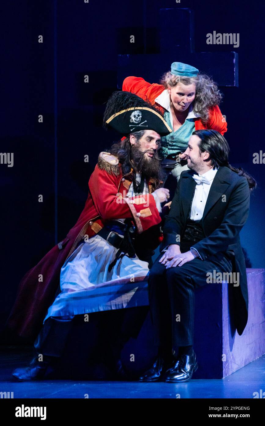 Londra, 29 novembre 2024, John Savournin nel ruolo di Pirate King, Gaynor Keeble nel ruolo di Ruth e William Morgan nel ruolo di Frederic in Pirati di Penzance di ENO al London Coliseum. Crediti: Alamy Live News/Lou Morris Foto Stock