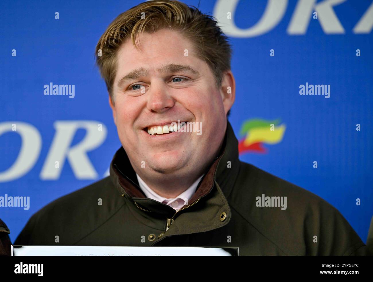 Newbury, Regno Unito. 30 novembre 2024.il Trainer Dan Skelton si aggiudica il suo premio dopo aver vinto la Play Coral Racing Super-Series 12,07 per la Free Mares' Novices' Hurdle Race all'ippodromo di Newbury con Listentoyourheart all'ippodromo di Newbury, Newbury Picture di Paul Blake/Alamy Sports News Foto Stock