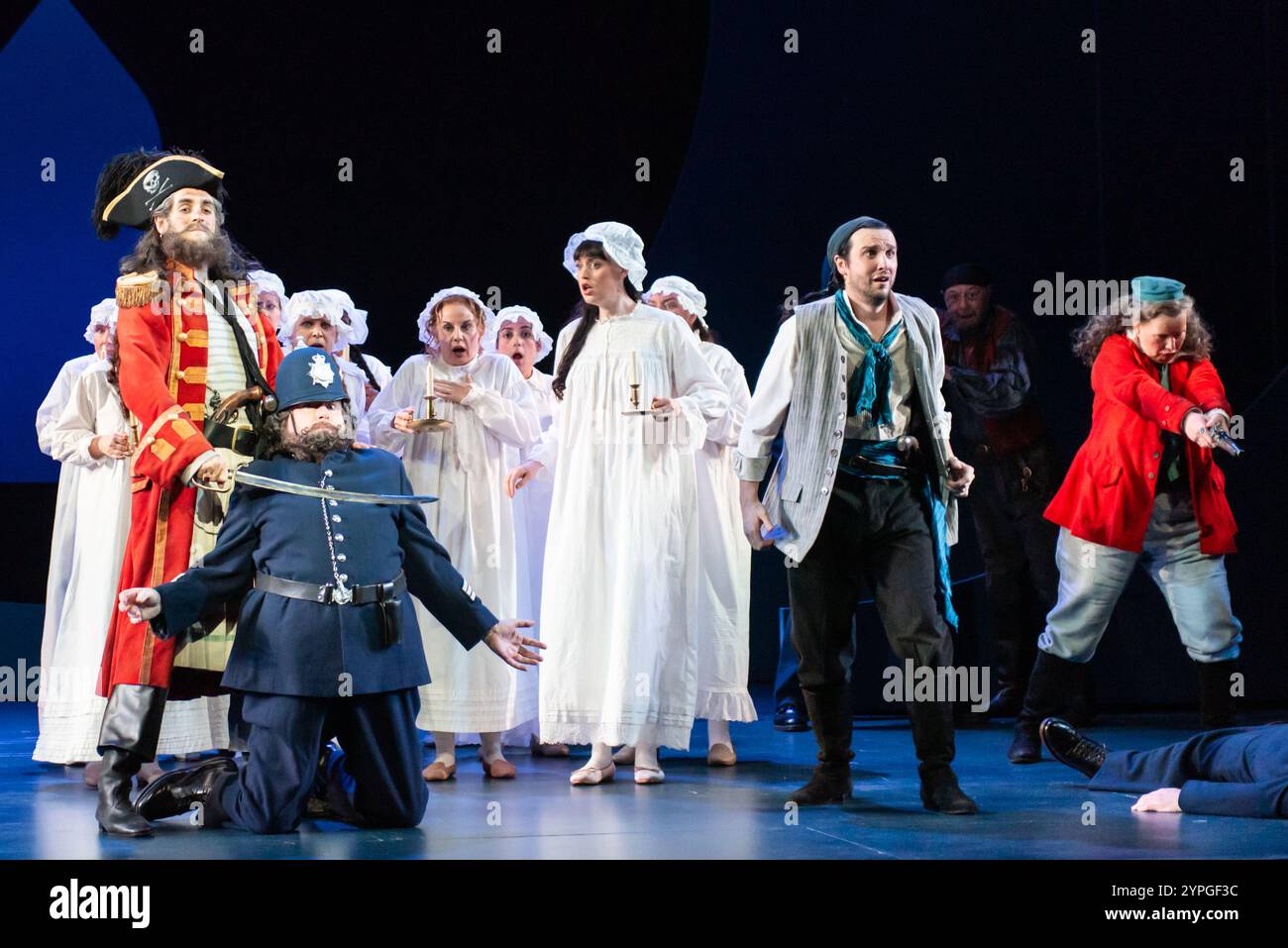 Londra, 29 novembre 2024, John Savournin interpreta il re pirata, James Creswell e Sergente di polizia, Bethan Langford interpreta Edith, William Morgan interpreta Frederic, Gaynor Keeble interpreta Ruth e interpreta i Pirati di Penzance di ENO al London Coliseum. Crediti: Alamy Live News/Lou Morris Foto Stock