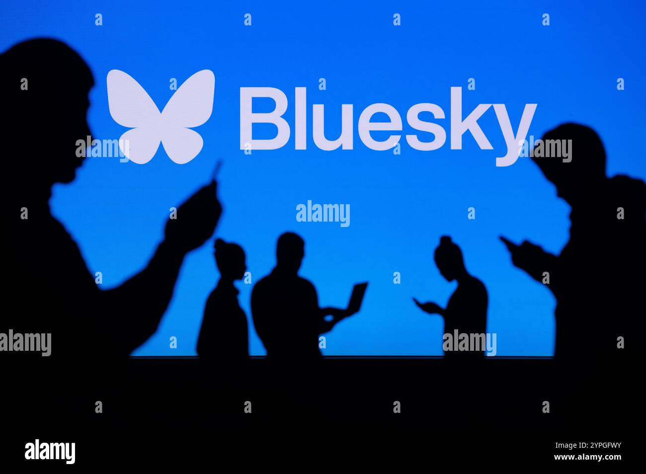 NEW YORK, USA, 30 OTTOBRE 2024: Bluesky crea uno spazio vibrante per giovani silhouette che si divertono sulla piattaforma sociale Foto Stock