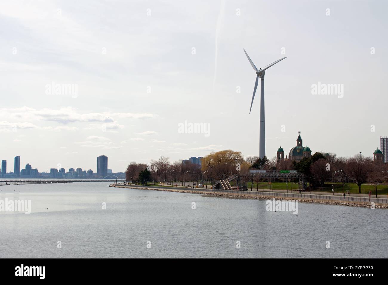 Guardando a ovest da Exhibition Place attraverso Humber Bay verso Mimico a Toronto, Canada. Una turbina eolica può essere vista in primo piano. Foto Stock