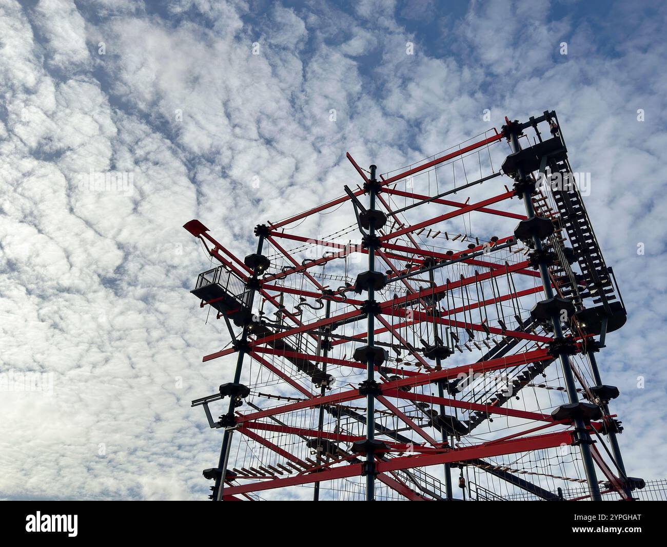 Birmingham, Inghilterra, Regno Unito - 16 marzo 2024: Struttura per arrampicata e passerelle al complesso avventura Bear Grylls presso il NEC National Exhibition Centre Foto Stock