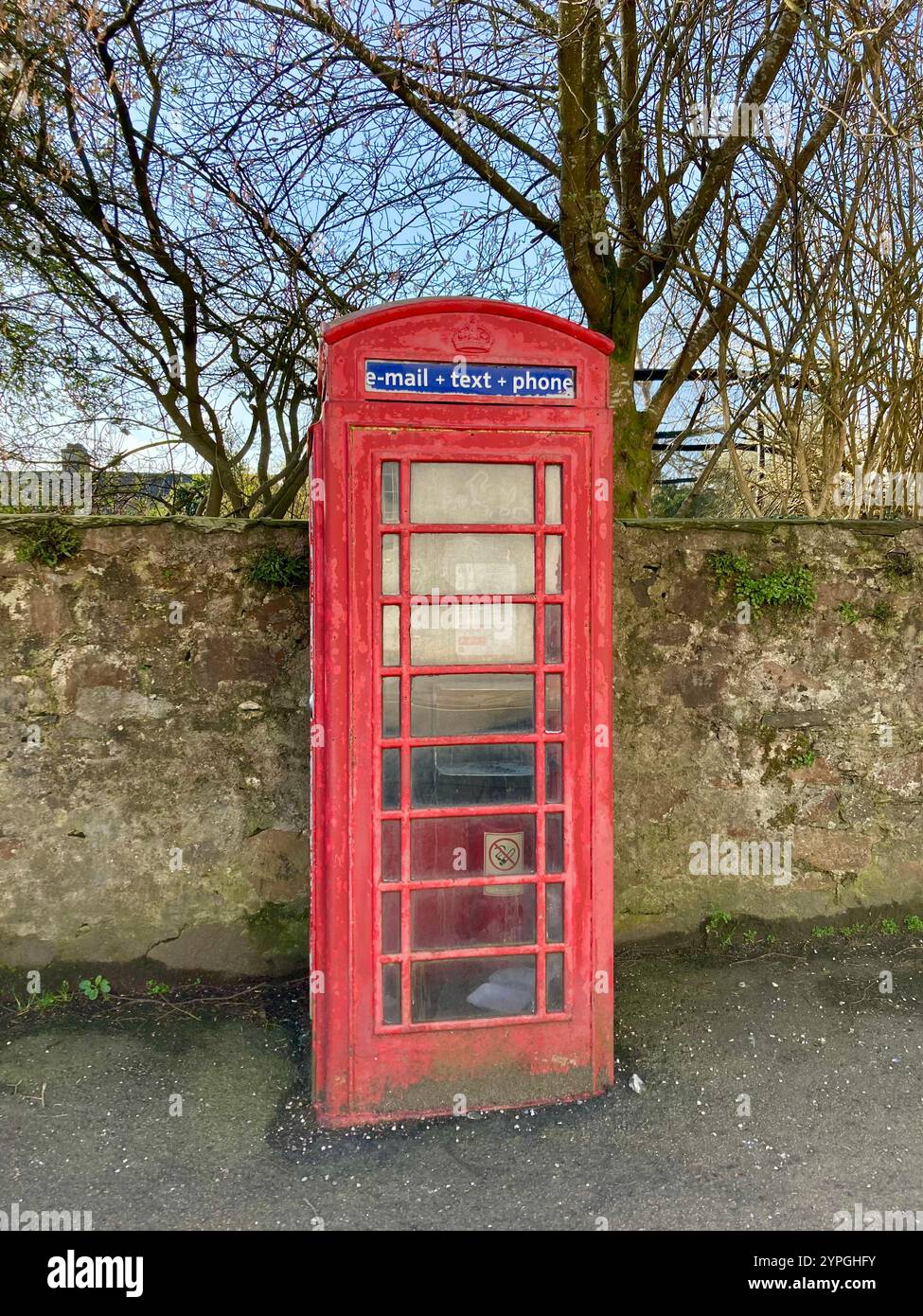 Una cabina telefonica rossa con le parole e-mail, SMS, telefono, Inveraray, Scozia Foto Stock