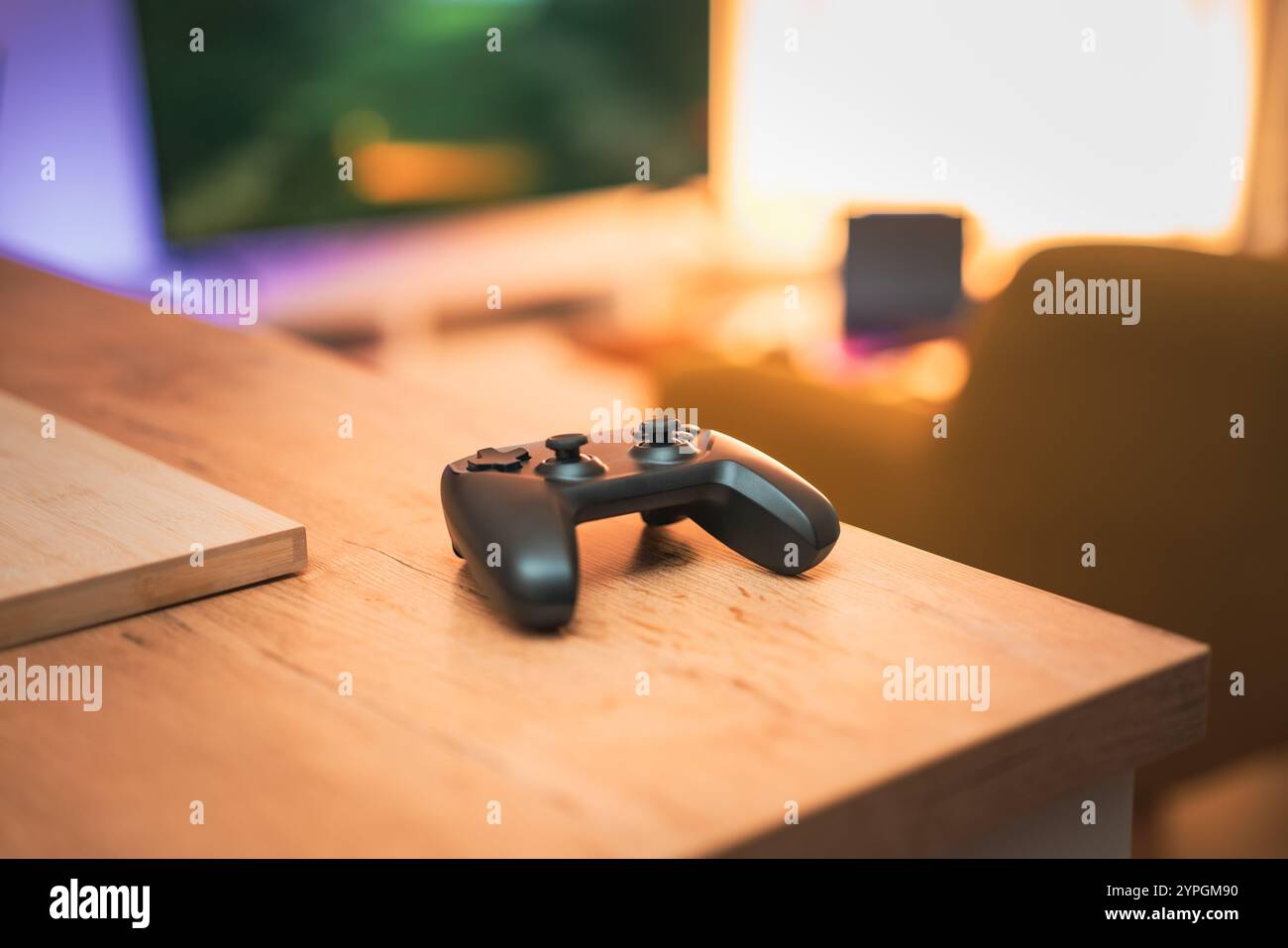 console per videogiochi interna del salotto schermo tv sullo sfondo Foto Stock