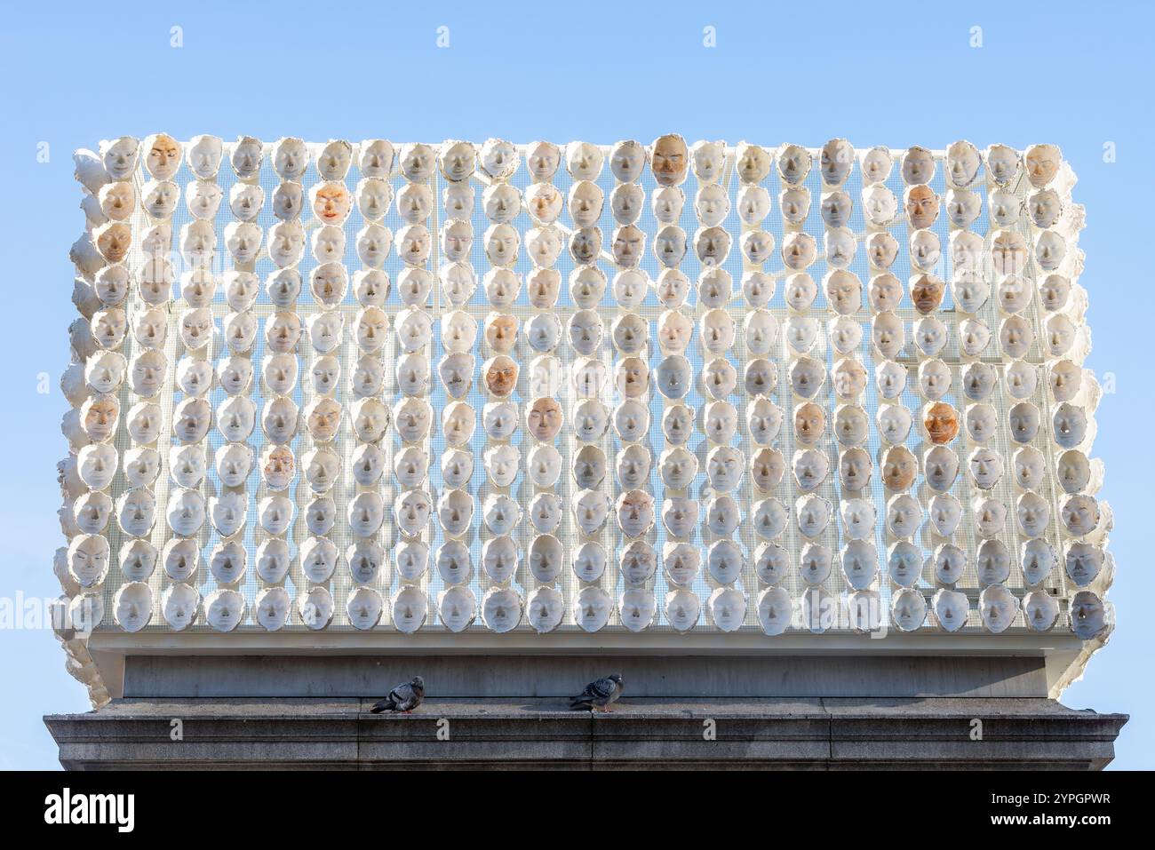 850 Improntas (850 marchi), forma d'arte sul quarto zoccolo di Trafalgar Square, Londra, Regno Unito. Calchi dei volti di 850 persone trans provenienti da tutto il mondo Foto Stock