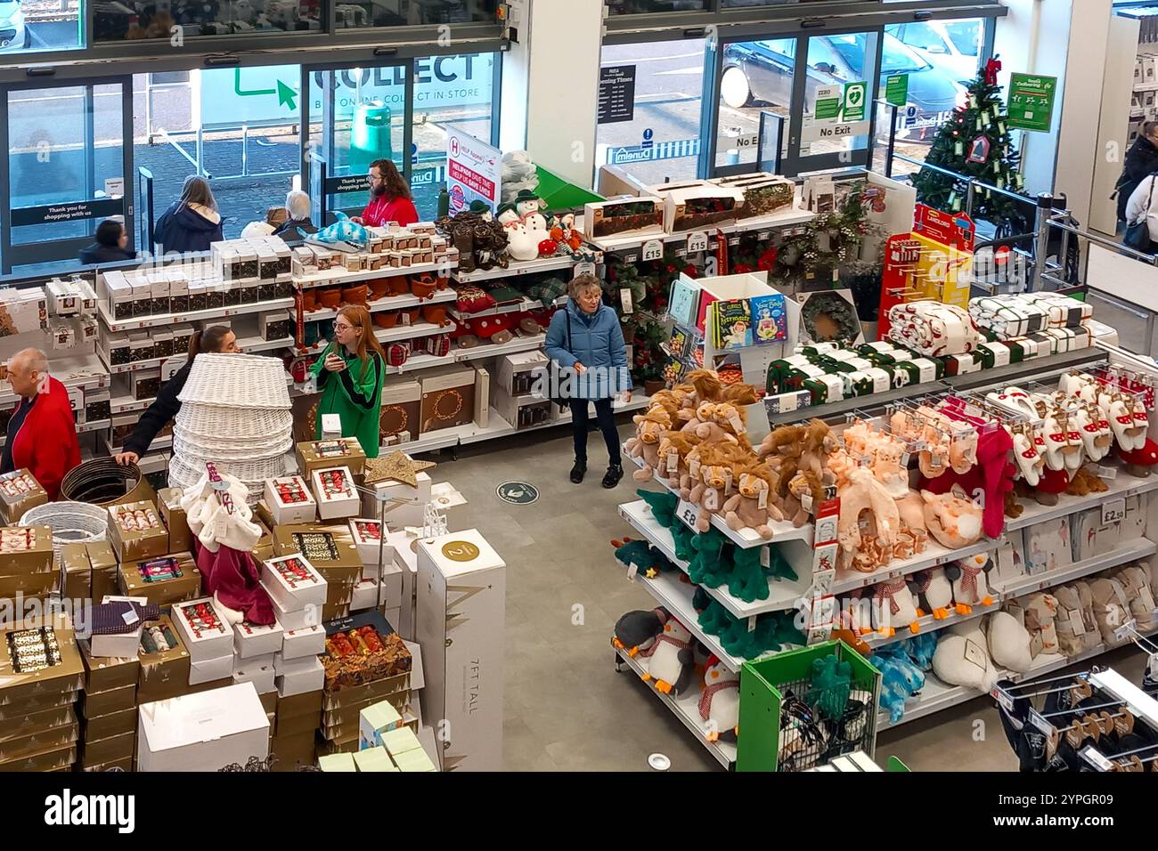 Interno del negozio di articoli per la casa Dunelm o negozio con persone che fanno shopping e sfogliano regali di Natale, Inghilterra, Regno Unito Foto Stock