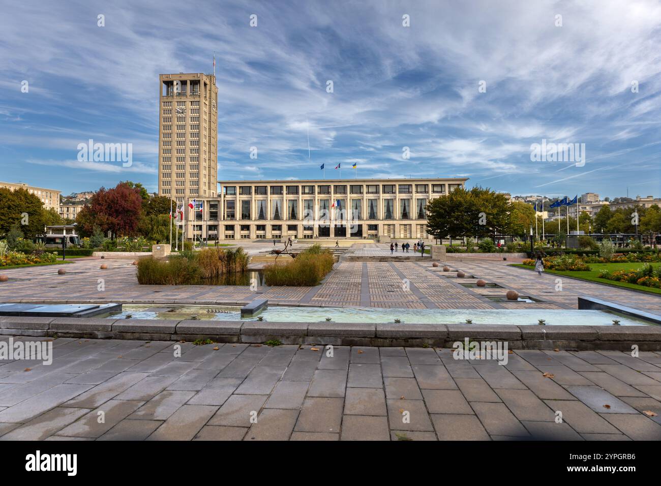 Le Havre France City Hall Hotel De Ville Building Municipio esterno Municipio al mattino presto Blue Sky High Altitude Clouds Foto Stock