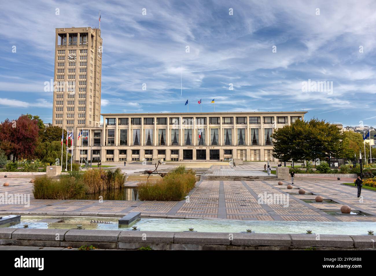 Le Havre City Hall Hotel De Ville Building Municipio esterno Municipio al mattino presto Blue Sky High Altitude Clouds Foto Stock