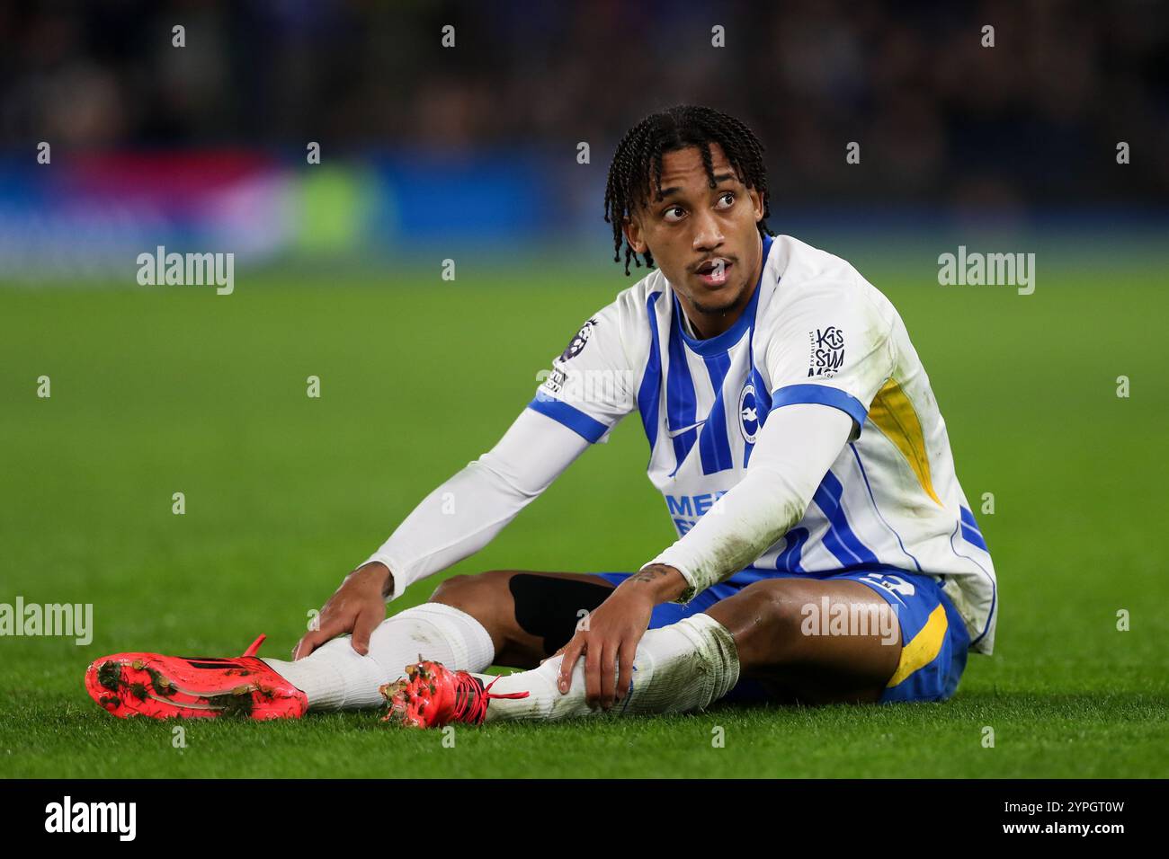 Joao Pedro sul pavimento durante la partita Brighton & Hove Albion FC vs Southampton FC English Premier League all'American Express Stadium, Brighton & Hove, Inghilterra, Regno Unito il 29 novembre 2024 credito: Every Second Media/Alamy Live News Foto Stock