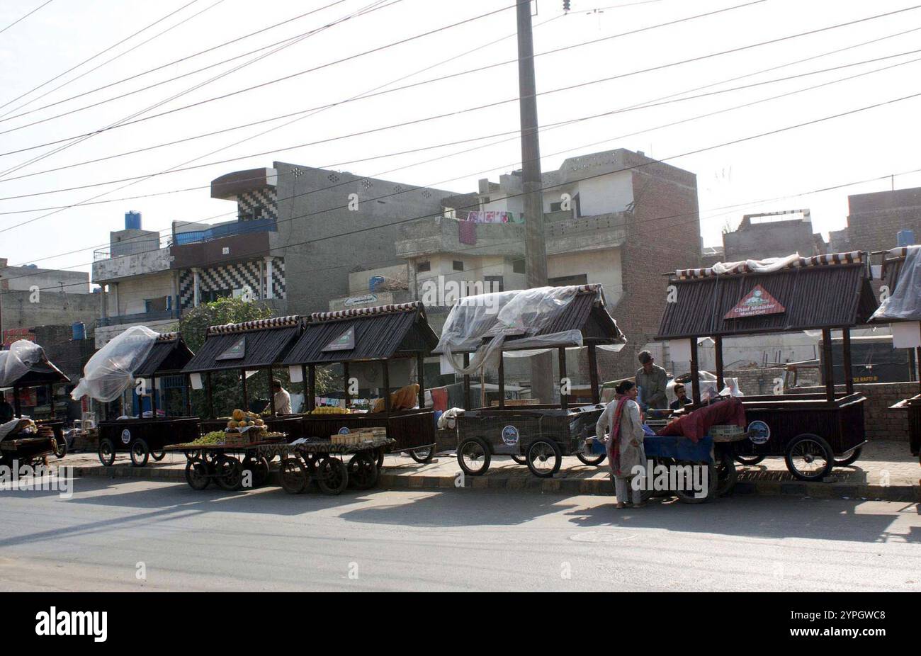 Nuovo stile moderno Carriage Bazar su sentiero distribuito dal primo ministro del Punjab Maryam Nawaz, nella zona di Sabzazar a Lahore sabato 30 novembre 2024. Foto Stock