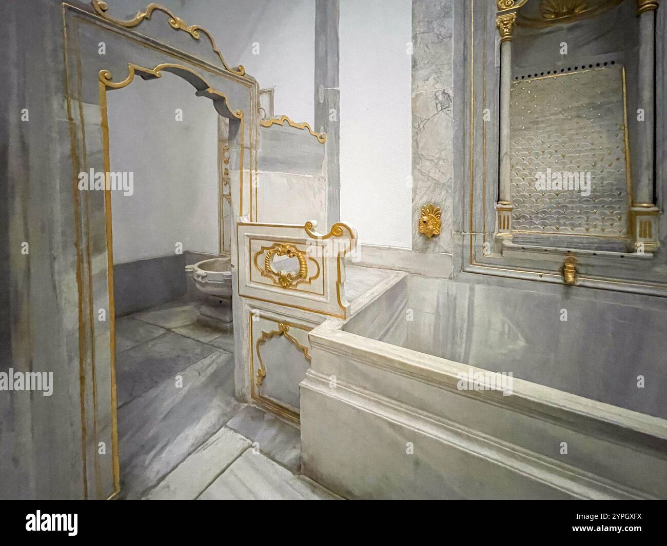 Istanbul, TR - 23 ottobre 2024 il bagno di marmo nell'appartamento dell'imperatrice madre al Palazzo Topkapi, costruito a metà del XVIII secolo, presenta squisi Foto Stock