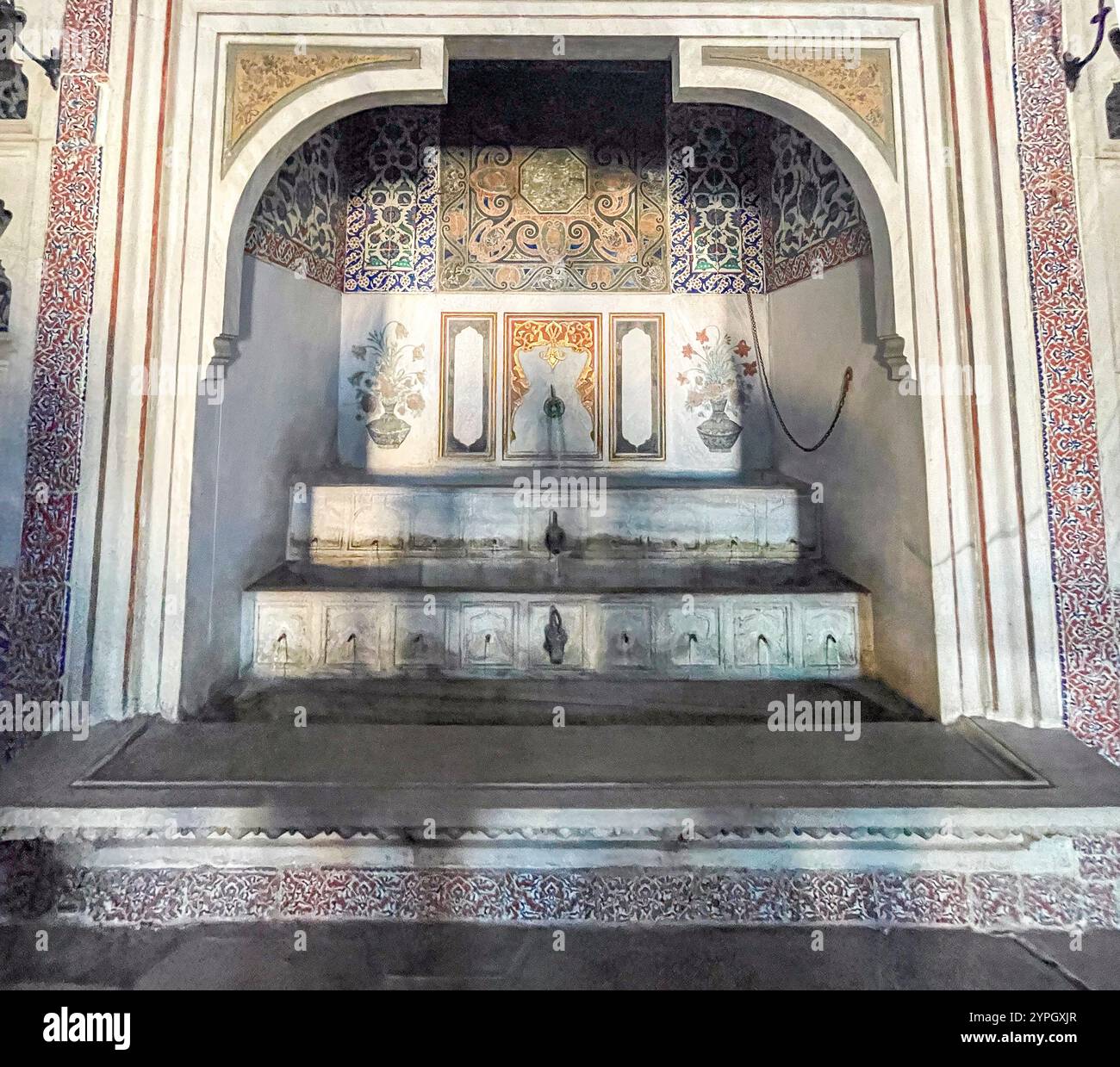 Istanbul, TR - 23 ottobre 2024 la sala privata di Murad III, costruita nel 1579 dall'architetto Sinan, è la sala più antica di Topkapi, con una fontana in marmo per circa Foto Stock