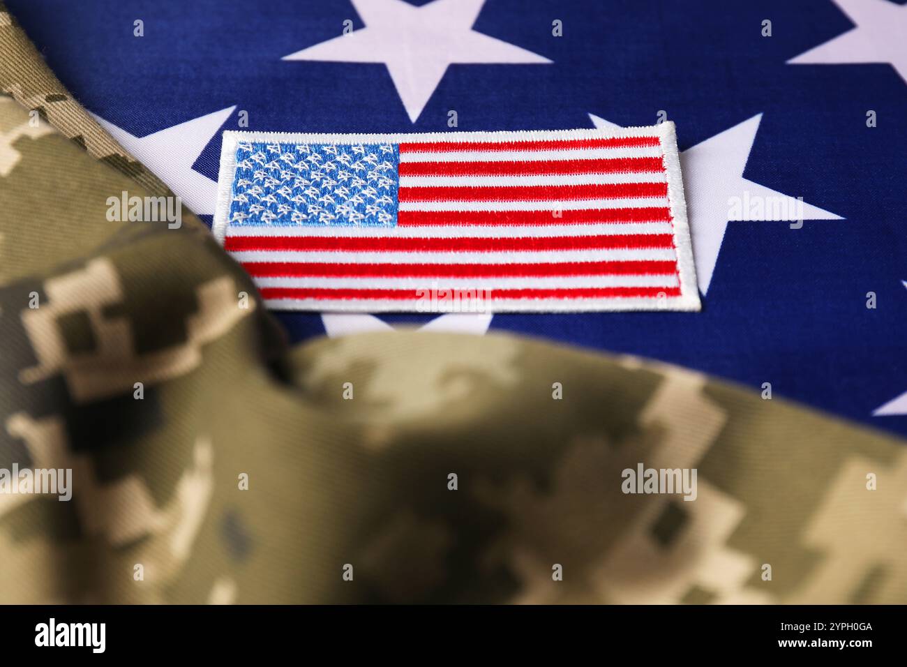 Giornata dei veterani. Patch dell'esercito USA e uniforme militare sulla bandiera americana, primo piano Foto Stock