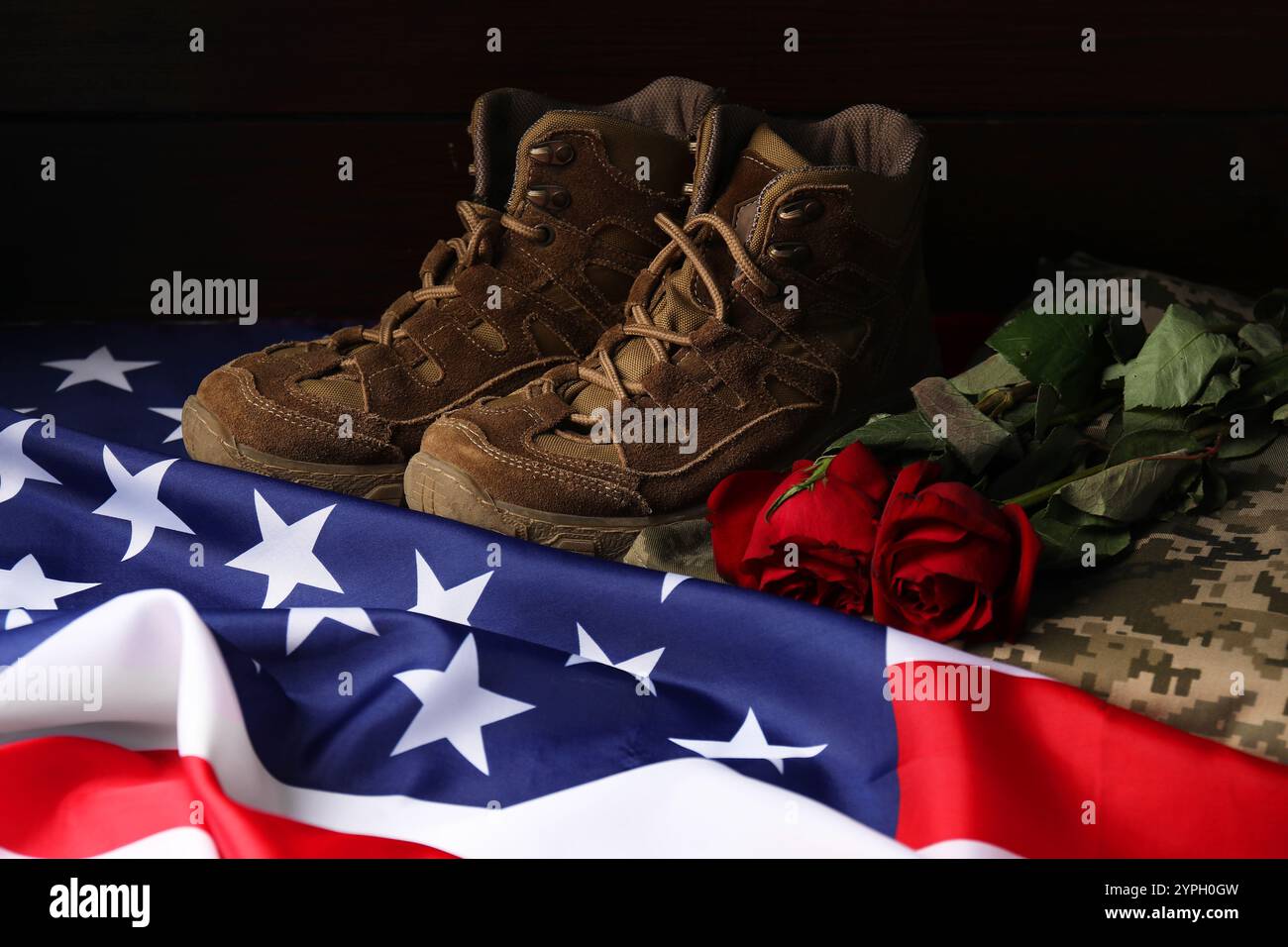 Giornata dei veterani. Bandiera americana, rose e uniforme militare Foto Stock