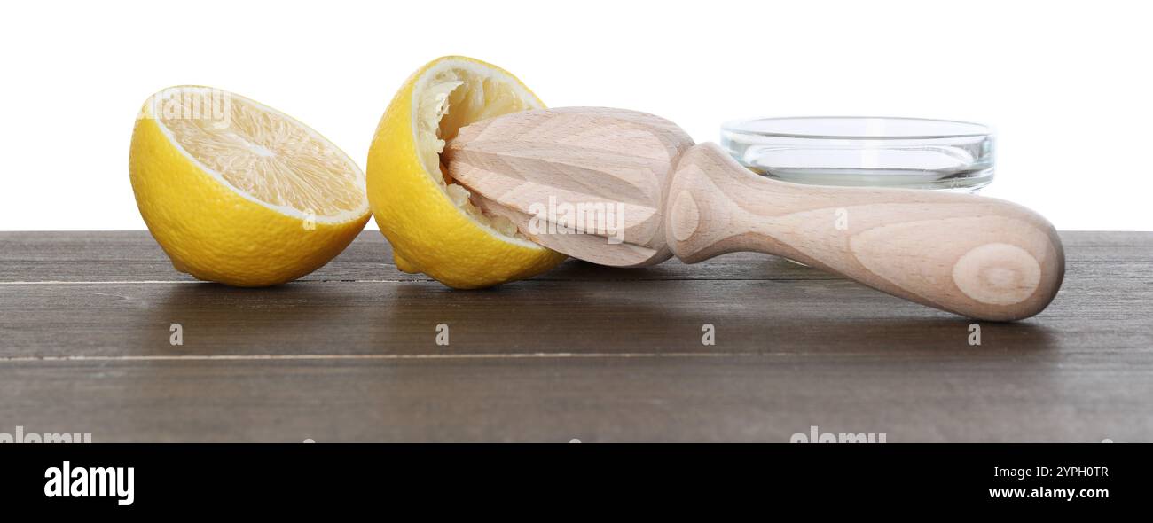 Centrifuga e limoni freschi su un tavolo di legno su sfondo bianco Foto Stock