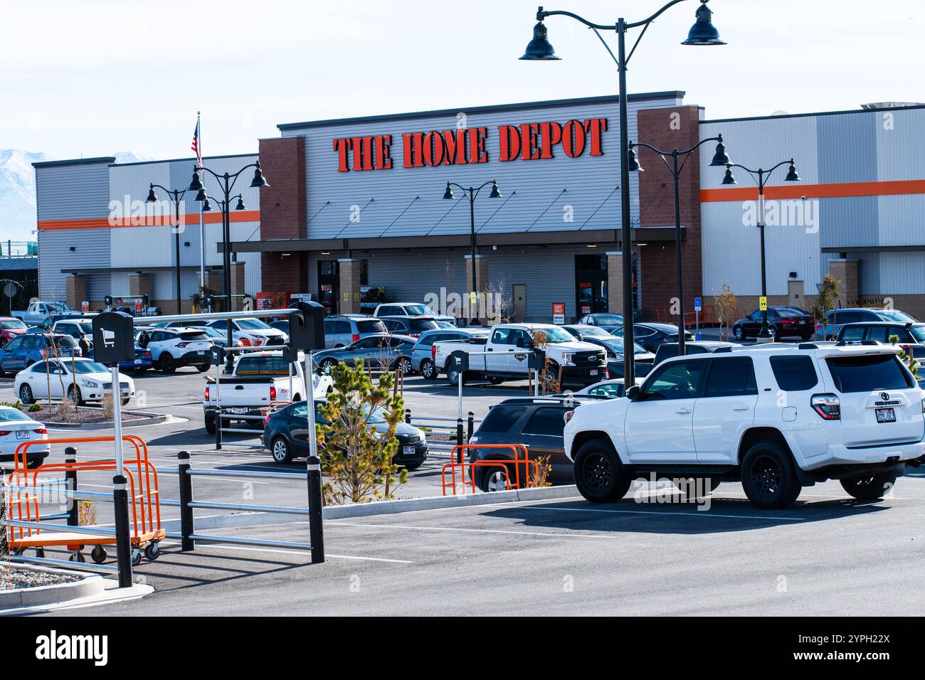 Vista esterna del negozio Home Depot il 30 novembre 2024 a Saratoga Springs, Utah, Stati Uniti. L'Home Depot fu fondato nel 1978 da Bernie Marcus. Foto Stock