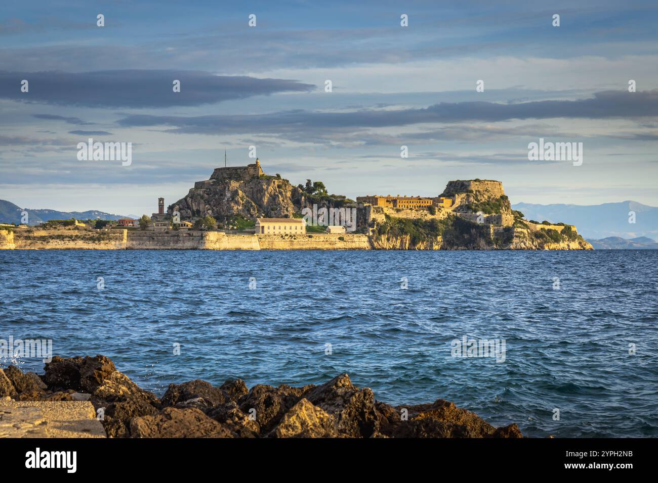 Vista della vecchia fortezza veneziana nella città di Kerkyra da Mon Repos, Corfù, Grecia Foto Stock