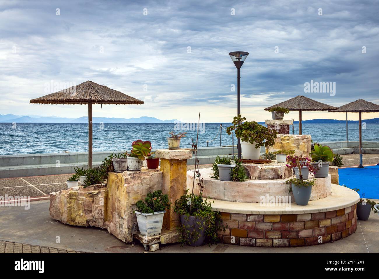 Mostra di architettura tradizionale greca a Benitses Marina, Corfù, Grecia Foto Stock