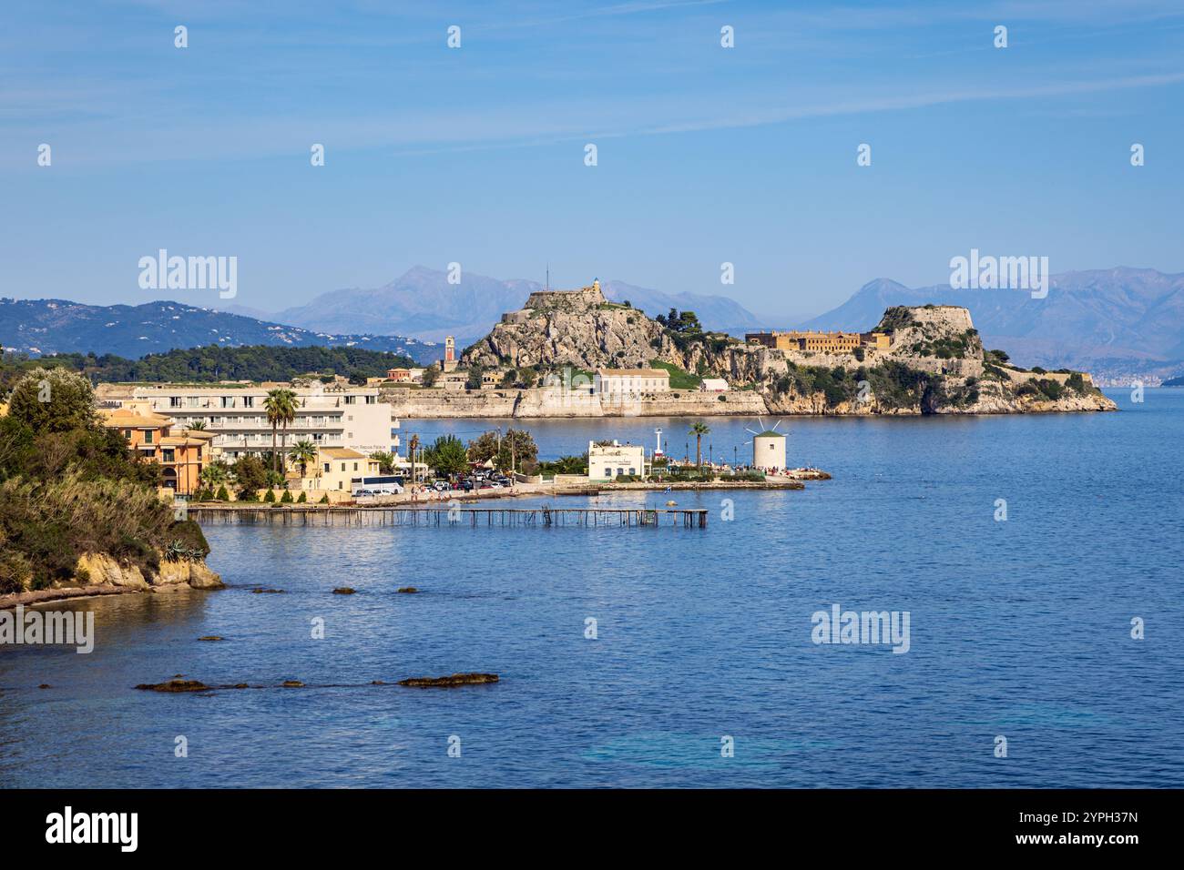 Vista verso la vecchia fortezza veneziana da Mon Repos nella città di Kerkyra, sull'isola di Corfù in Grecia Foto Stock