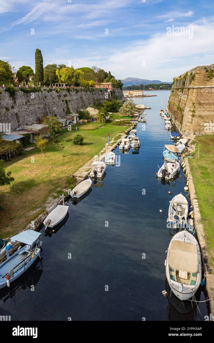 Il canale di Contrafossa, il fossato costruito per separare la Fortezza Vecchia dalla città di Corfù, in Grecia Foto Stock