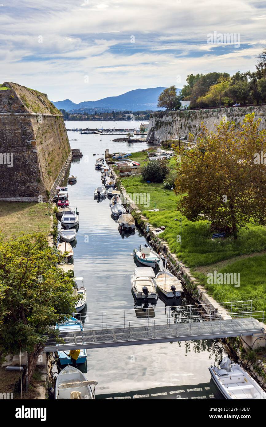 Il canale di Contrafossa, il fossato costruito per separare la Fortezza Vecchia dalla città di Corfù, in Grecia Foto Stock