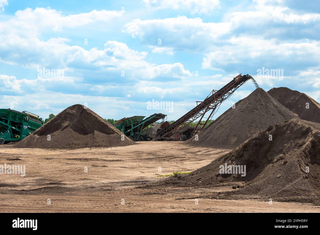 Pali di compost, realizzati con concime di mucca, vengono trasformati e accatastati nello stabilimento di produzione del Michigan, USA. Foto Stock