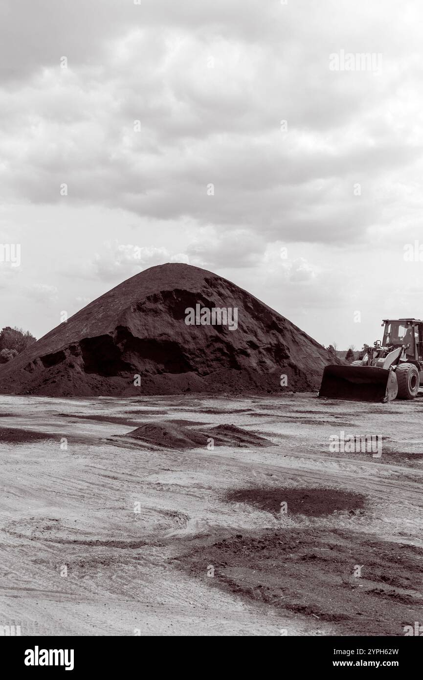 Pali di compost, realizzati con concime di mucca, vengono trasformati e accatastati nello stabilimento di produzione del Michigan, USA. Foto Stock